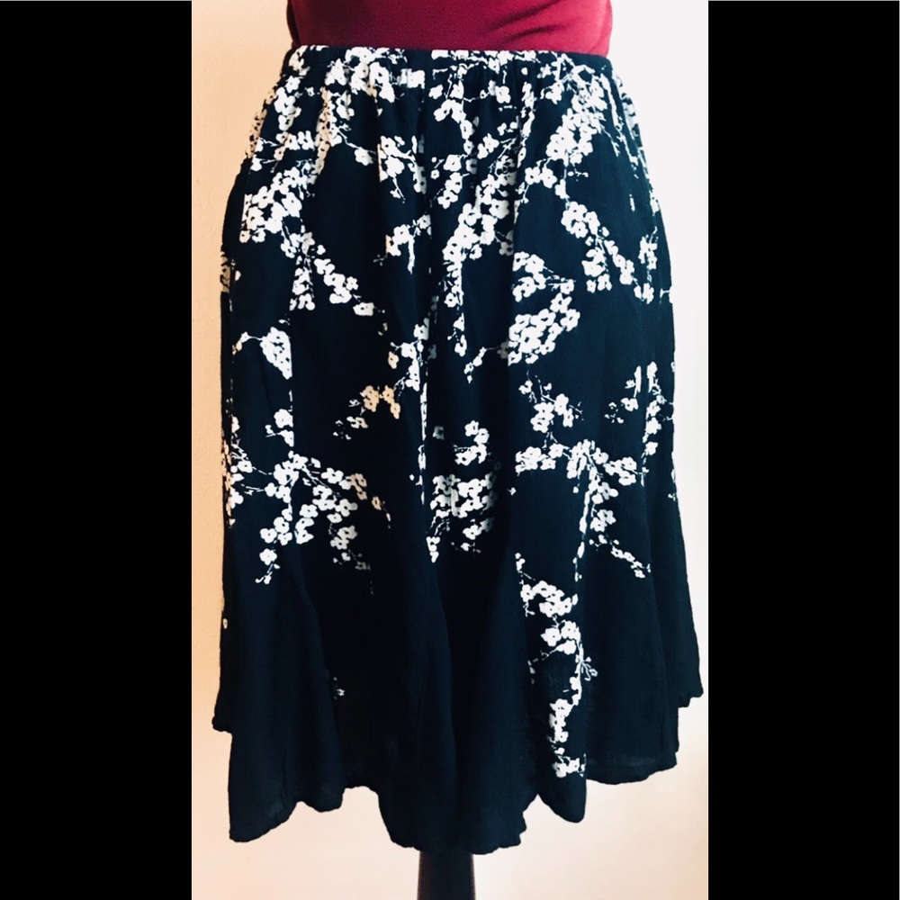 Black w/ Small White Floral Pattern Midi Skirt: Stretch, Elastic Waist, Sz. S